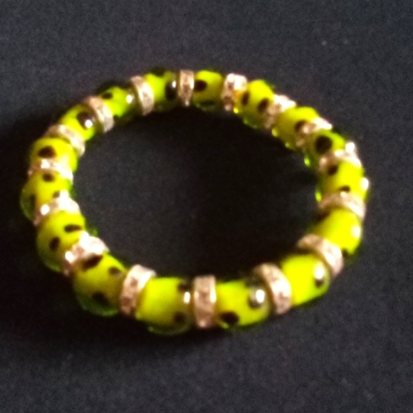 Green Lamp Work Glass bead Stretch Bracelet - Picture 2 of 4
